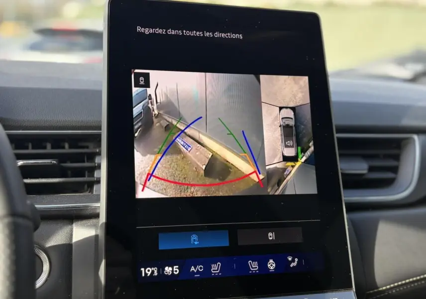 Écran tactile intérieur du Renault Symbioz noir étoilé montrant la caméra 360° en mode stationnement.