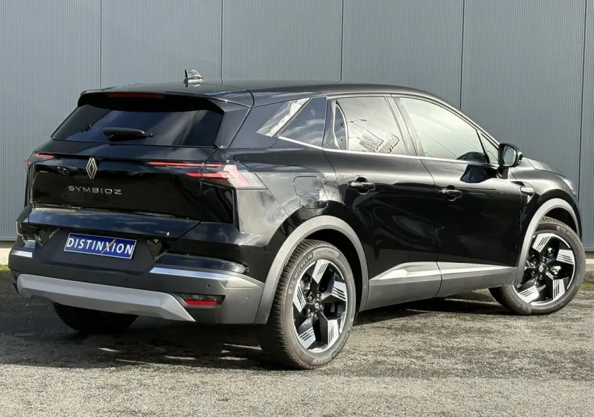 Renault Symbioz noir étoilé, vue 3/4 arrière droit, avec jantes 18 pouces et hayon motorisé mains libres.