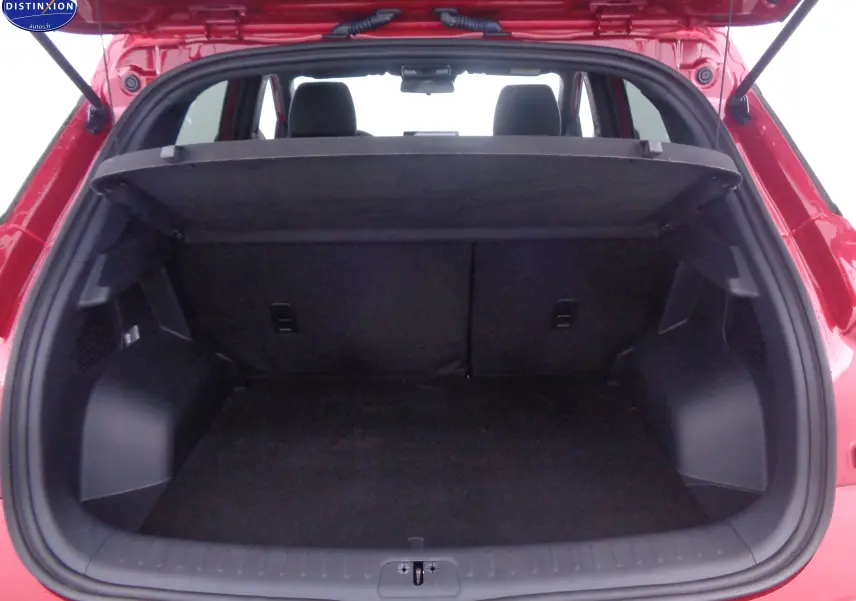 Coffre ouvert vu de l'arrière d'un SERES 3 rouge solaire métallisé, montrant l'espace de chargement et la plage arrière.