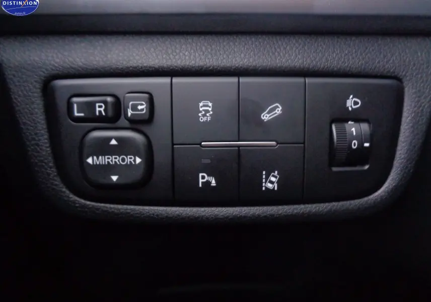 Panneau de commandes intérieures noires du SERES 3 avec boutons de réglage des rétroviseurs et aides à la conduite.