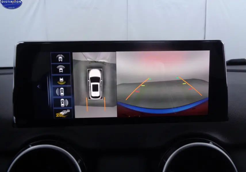 Écran multimédia du SERES 3 rouge solaire metal montrant la caméra de recul et vue 360° intérieure