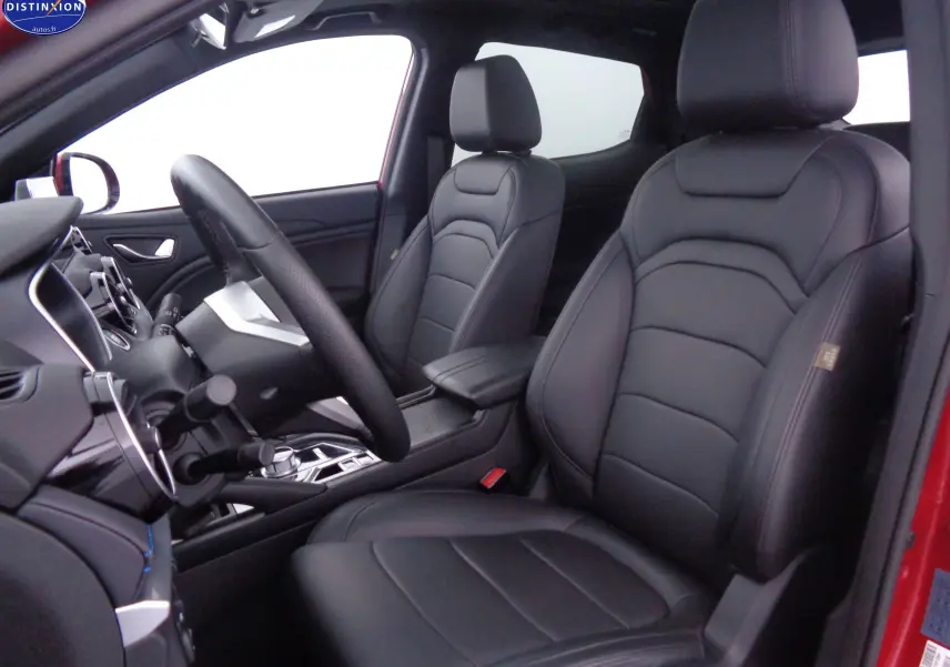 Vue intérieure côté conducteur du SERES 3 rouge solaire métal, sièges en cuir noir et tableau de bord moderne.