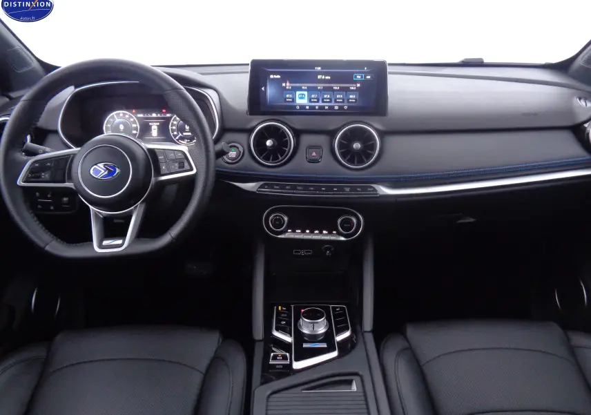 Tableau de bord et volant du SERES 3 électrique, finition Luxury, avec écran tactile et sellerie cuir noire.