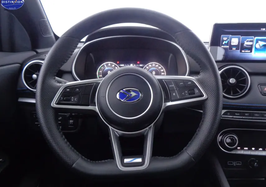 Vue rapprochée du volant perforé et du tableau de bord numérique du SERES 3 électrique, finition Luxury.