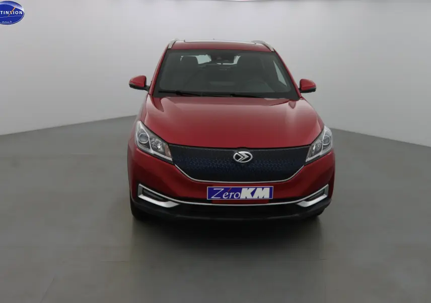 Vue frontale d'un SUV SERES 3 rouge solaire métal avec calandre noire et plaque "Zéro KM" visible.