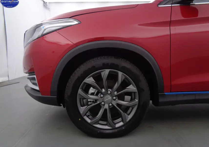 Gros plan sur la roue avant gauche d’un SERES 3 rouge solaire metal avec jante alliage gris foncé.