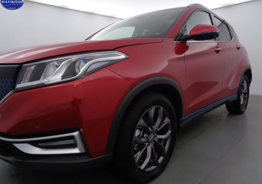 Vue 3/4 avant droit du SUV électrique SERES 3 rouge solaire métallisé avec jantes alliage et phares LED distinctifs.