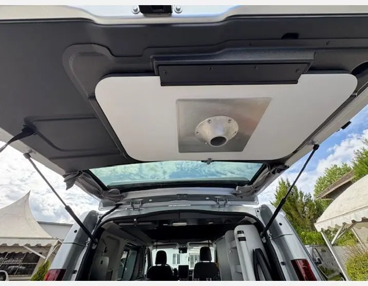 Vue arrière ouverte du Renault Trafic Fourgon gris Highland montrant l'intérieur aménagé et le hayon vitré dégivrant.