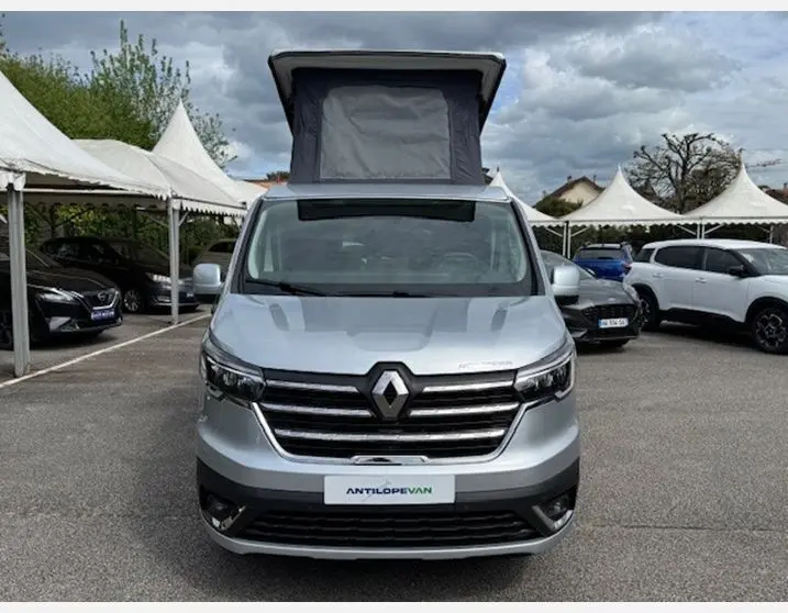 Vue frontale du Renault Trafic Fourgon Antilope Van Flex Plus gris Highland avec toit relevable déployé.