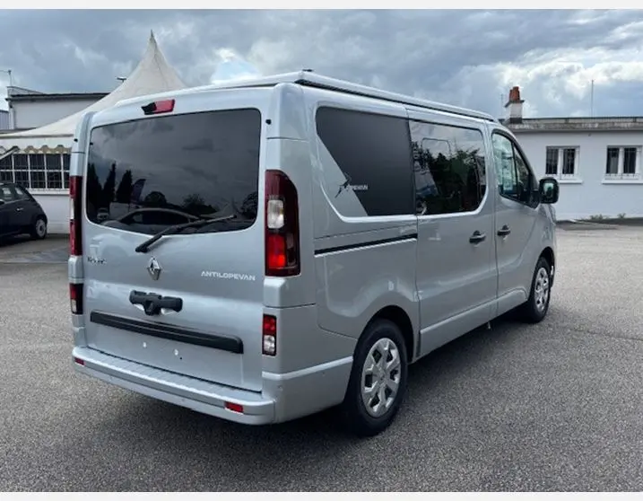 Vue 3/4 arrière droite du Renault Trafic Fourgon Antilope Van Flex Plus gris Highland avec vitres latérales surteintées.