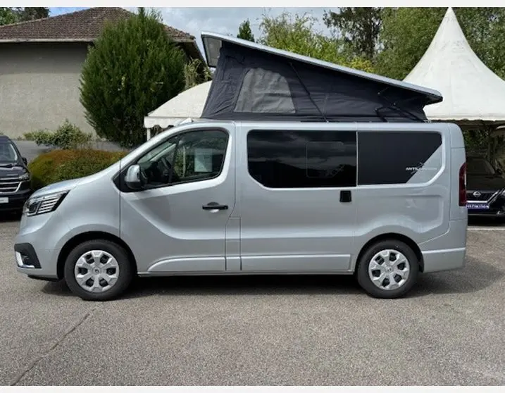 Profil droit du Renault Trafic Fourgon gris Highland avec toit relevé et vitres latérales surteintées.