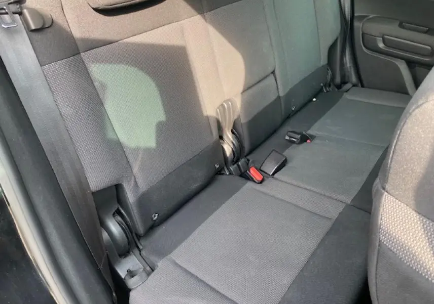 Vue intérieure du siège arrière droit du Citroën C3 Aircross noir, tissu gris avec ceintures et fixations Isofix visibles.