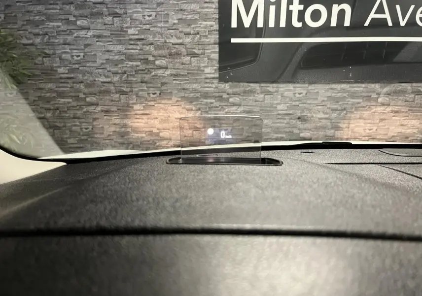 Affichage tête haute couleur sur le tableau de bord du Citroën Jumpy blanc, vue intérieure avant centrée.