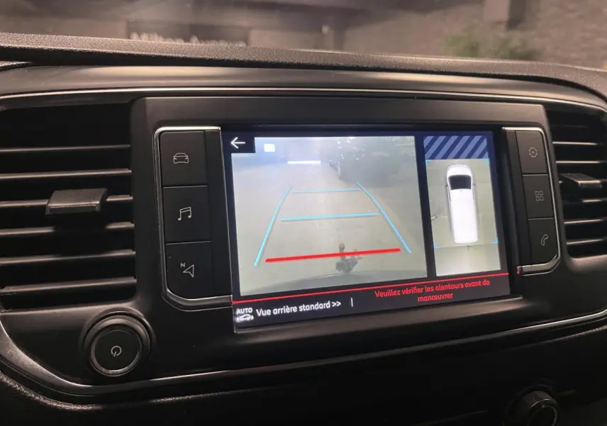 Écran tactile du Citroën Jumpy 2019 montrant la caméra 360° et l’aide au stationnement arrière.