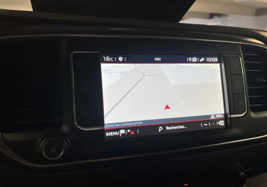 Écran tactile central avec navigation active dans l'habitacle du Citroën Jumpy blanc, version 2019.