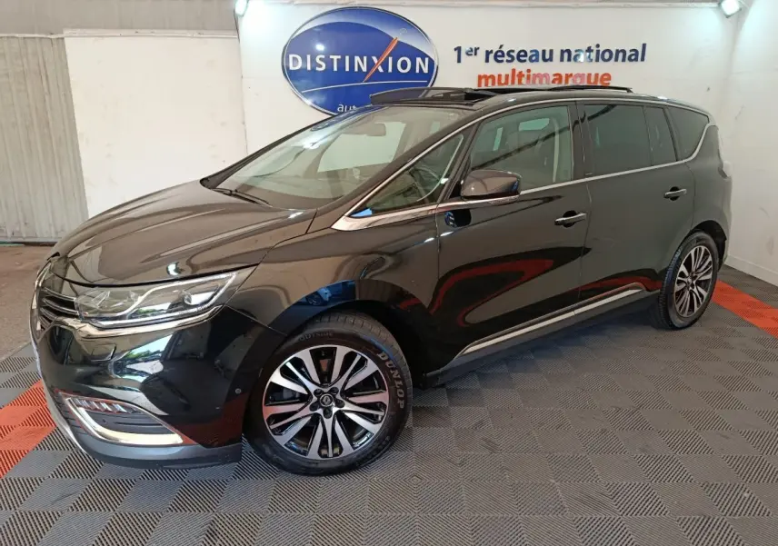 Renault Espace noir vue 3/4 avant droit, avec jantes alliage et toit ouvrant en intérieur showroom.