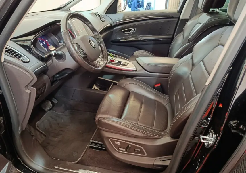 Intérieur noir côté conducteur du Renault Espace Initiale Paris 2018, sièges cuir et tableau de bord moderne avec écran tactile