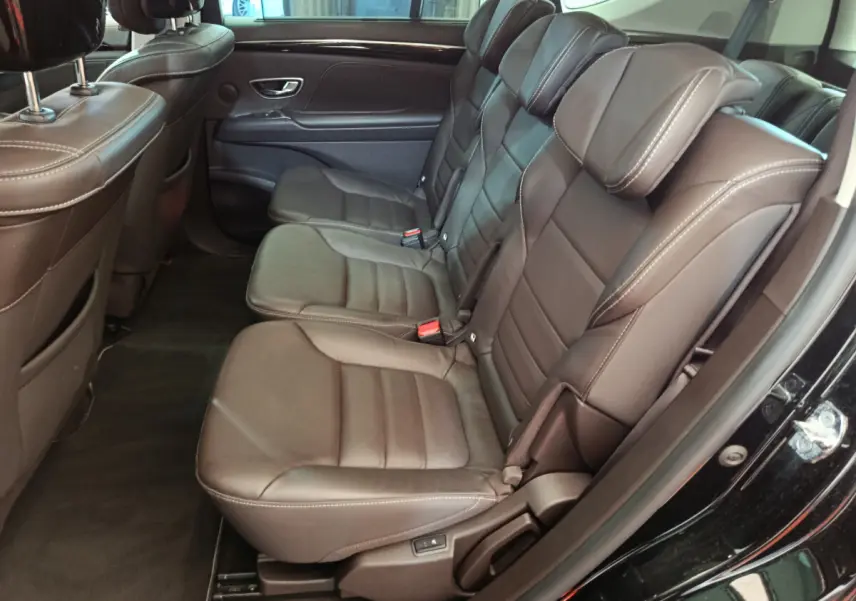 Vue côté droit sur la banquette arrière en cuir marron du Renault Espace noir, avec détails de couture apparents.