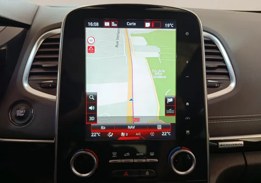 Écran tactile central du tableau de bord du Renault Espace noir 2018 avec navigation et commandes climatisation visibles.