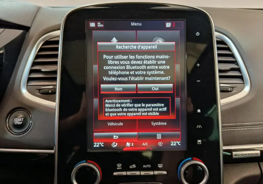 Vue rapprochée de l'écran tactile central du tableau de bord noir du Renault Espace Initiale Paris 2018 affichant un menu Bluetooth.