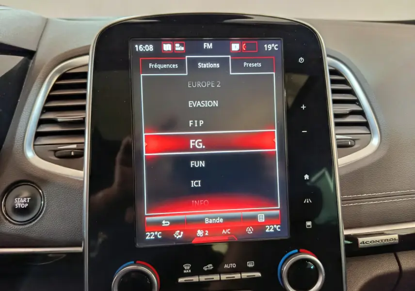 Vue rapprochée de la console centrale tactile du Renault Espace noir 2018 avec affichage radio et bouton Start/Stop visible.