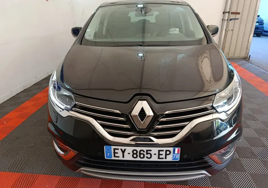 Vue frontale rapprochée du Renault Espace Initiale Paris noir, avec calandre chromée et phares LED allumés.