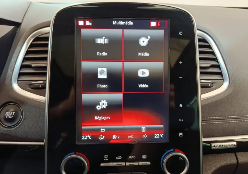 Écran tactile multimédia central affichant les options radio, média, photo, vidéo et réglages dans un Renault Espace noir 2018.