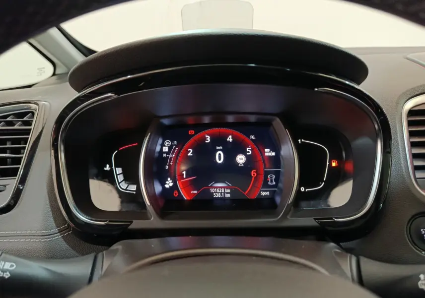 Tableau de bord numérique rouge et noir du Renault Espace Initiale Paris 2018 vu de face, affichage vitesse et compte-tours.