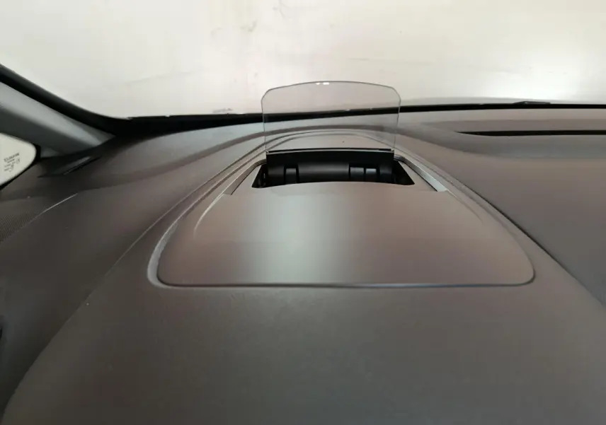 Détail du tableau de bord noir du Renault Espace 2018 avec affichage tête haute transparent en position relevée.