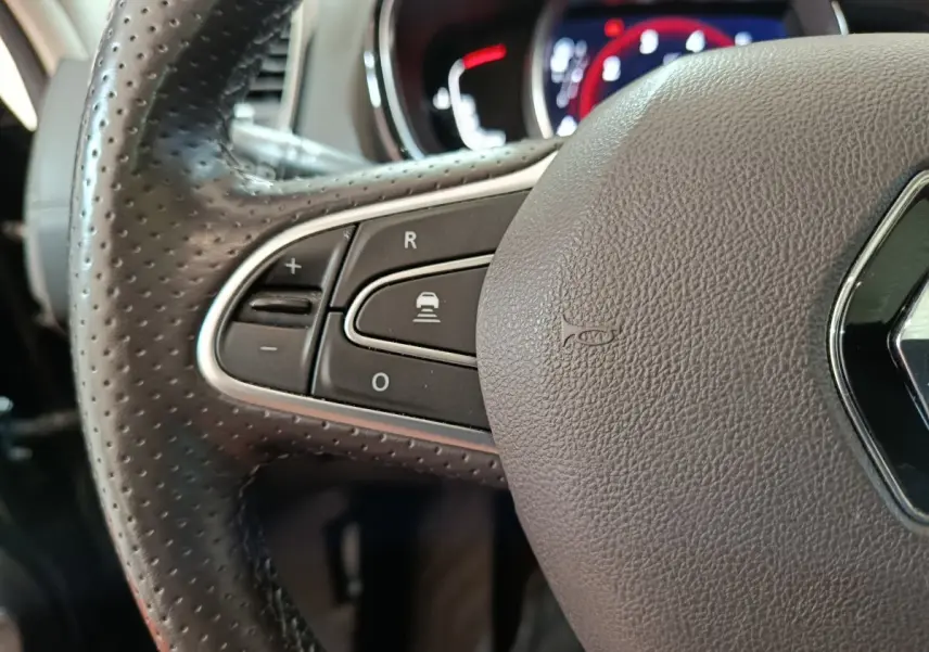 Gros plan sur le volant cuir perforé avec commandes multifonctions du Renault Espace Initiale Paris noir 2018.