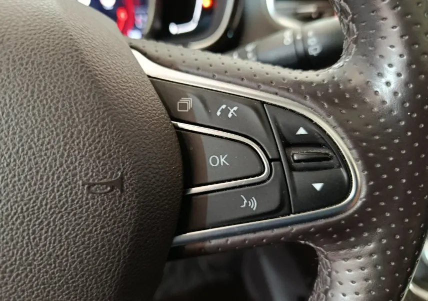 Gros plan sur les commandes multifonctions à droite du volant en cuir perforé du Renault Espace Initiale Paris noir de 2018.