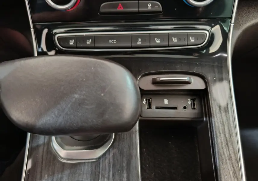 Gros plan sur la console centrale noire de la Renault Espace 2018, montrant levier de vitesse et commandes tactiles.