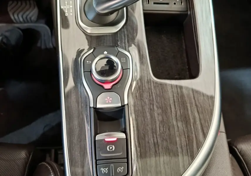 Vue plongeante sur la console centrale en bois sombre avec levier de vitesse et commandes du Renault Espace noir Initiale Paris 2018.