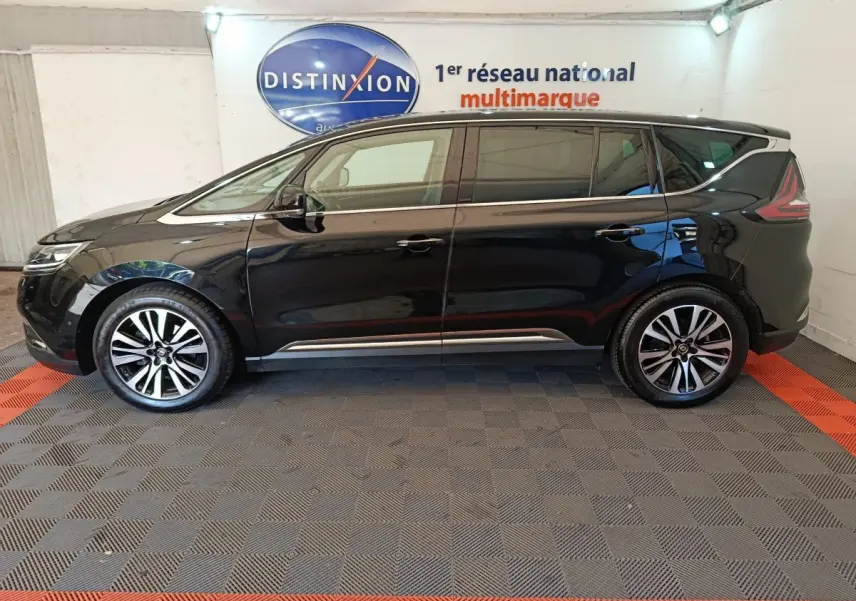 Profil côté gauche d'un Renault Espace noir 2018 avec jantes alliage et vitres teintées en intérieur showroom.