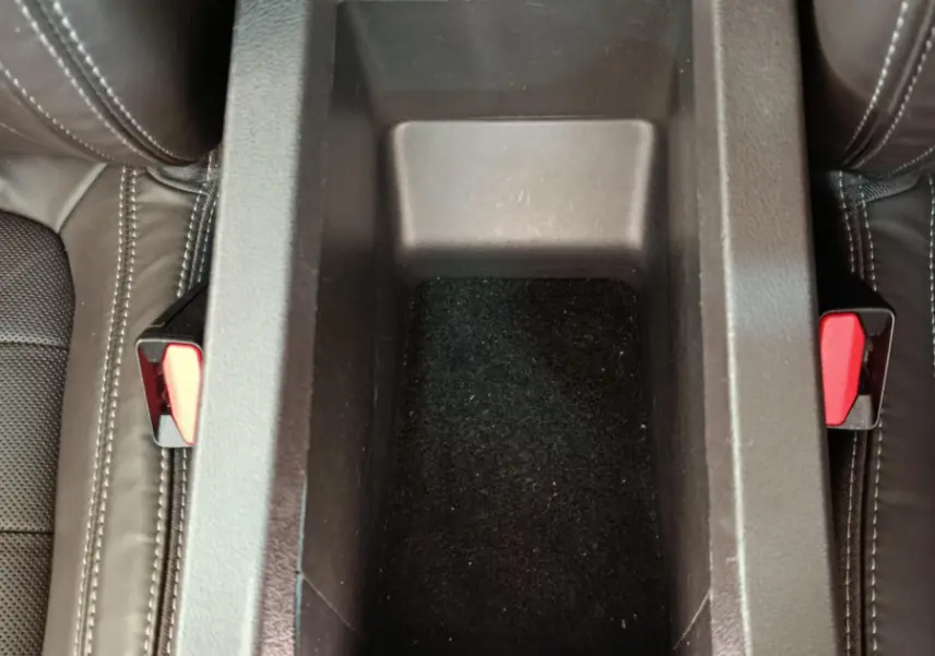 Vue plongeante sur le rangement central noir entre les sièges en cuir noir du Renault Espace Initiale Paris 2018