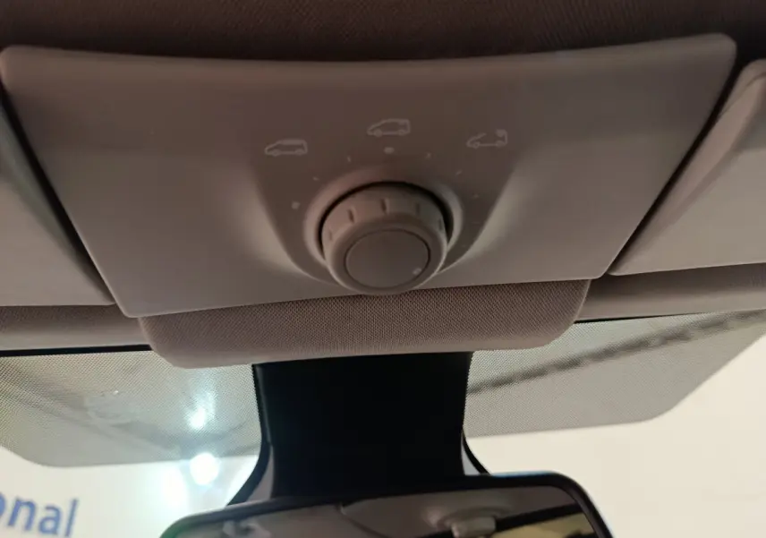 Gros plan sur le bouton de réglage du toit ouvrant dans l'habitacle du Renault Espace Initiale Paris noir de 2018.