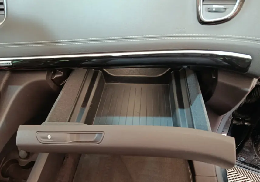 Gros plan sur la boîte à gants ouverte du tableau de bord noir du Renault Espace Initiale Paris 2018