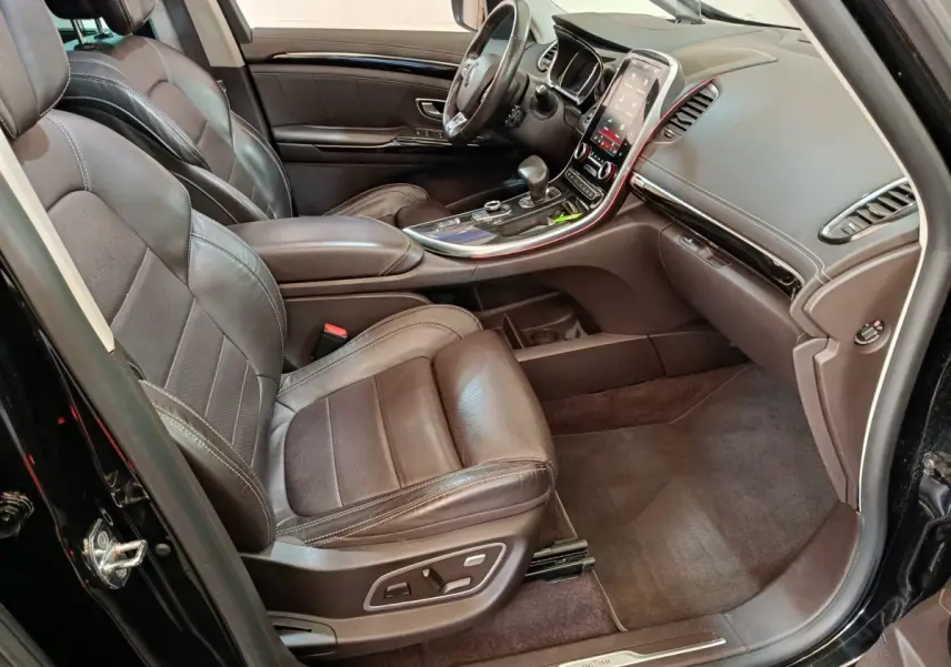 Intérieur côté conducteur du Renault Espace Initiale Paris noir 2018, avec sièges cuir et grand écran tactile central.