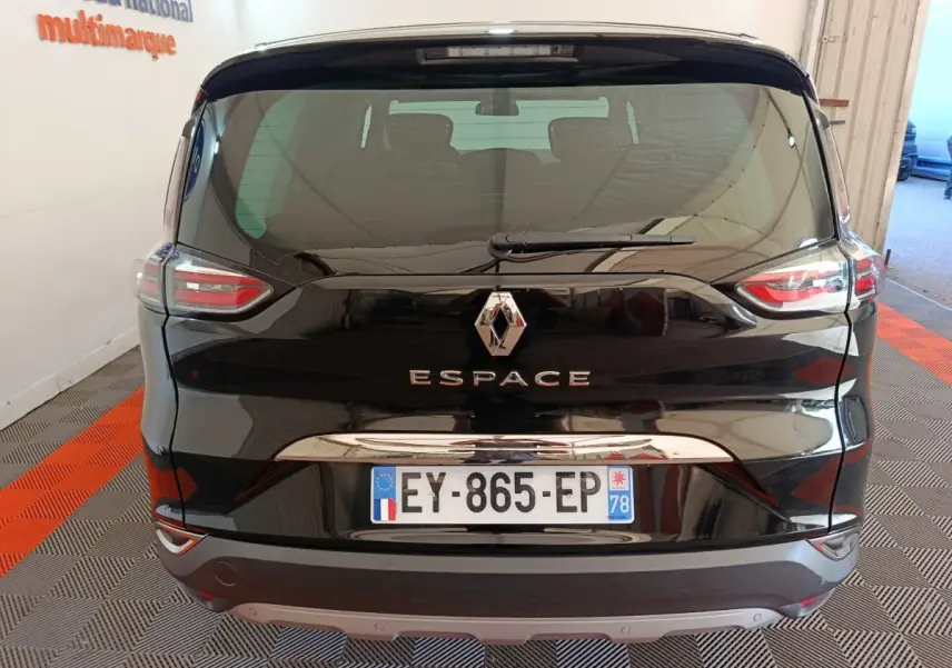 Vue arrière d'un Renault Espace noir 2018 avec feux LED et plaque d'immatriculation française visible