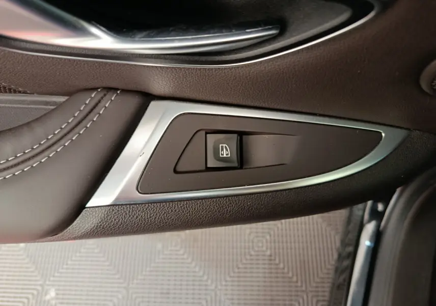 Bouton de commande de lève-vitre sur la garniture de porte côté droit en cuir marron du Renault Espace noir 2018