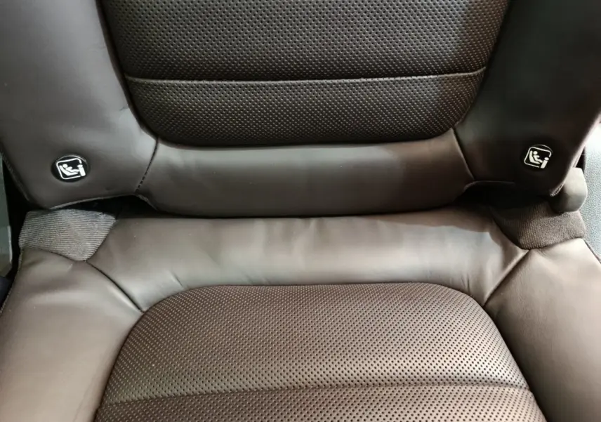 Gros plan sur l'assise en cuir noir perforé d'un siège arrière du Renault Espace Initiale Paris 2018 avec fixation Isofix visible.