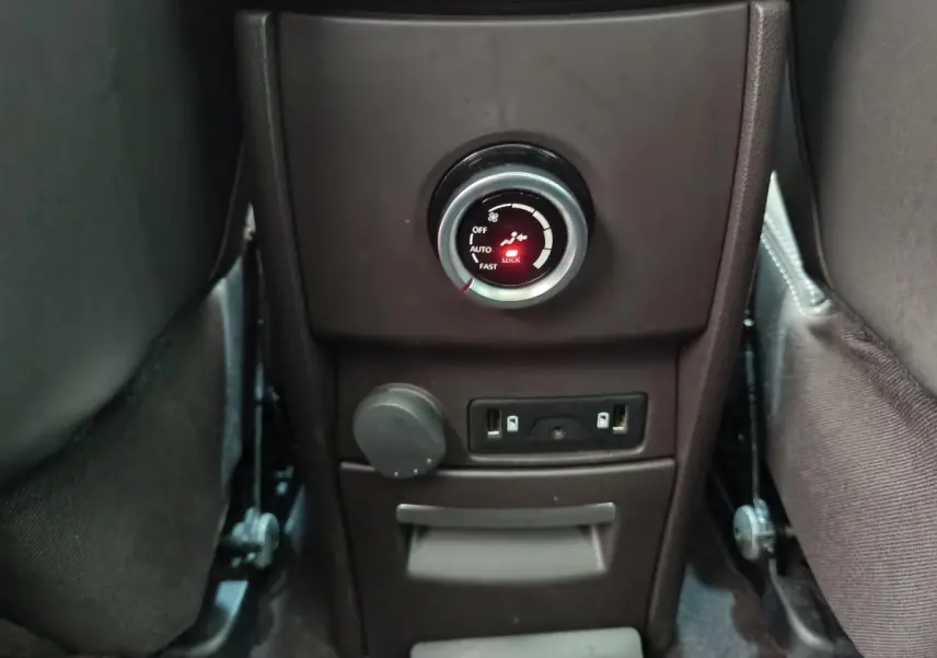 Gros plan sur la console arrière noire du Renault Espace 2018 avec commande de ventilation et prises USB visibles