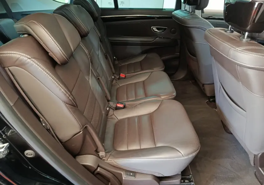 Vue intérieure côté gauche des sièges arrière en cuir marron du Renault Espace Initiale Paris noir de 2018.