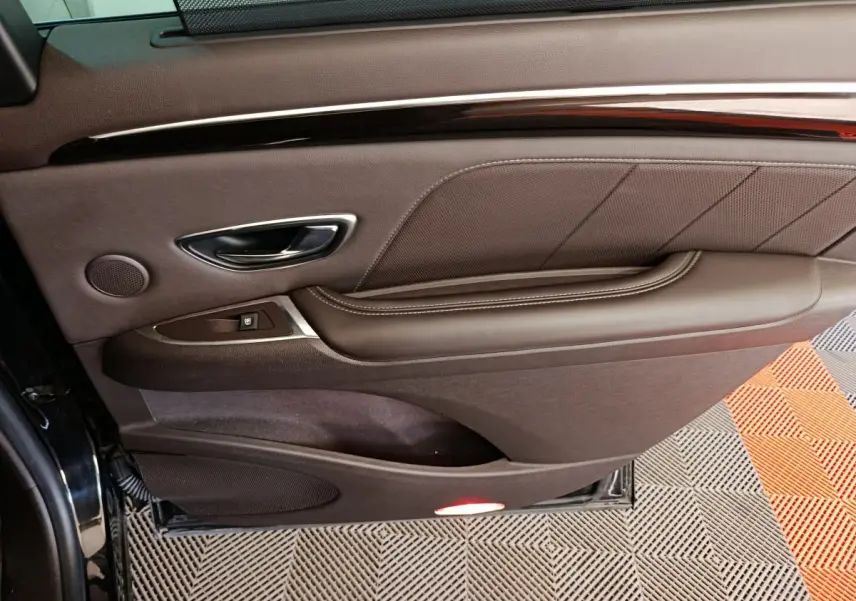 Gros plan sur la porte intérieure côté gauche en cuir marron du Renault Espace Initiale Paris noir de 2018.