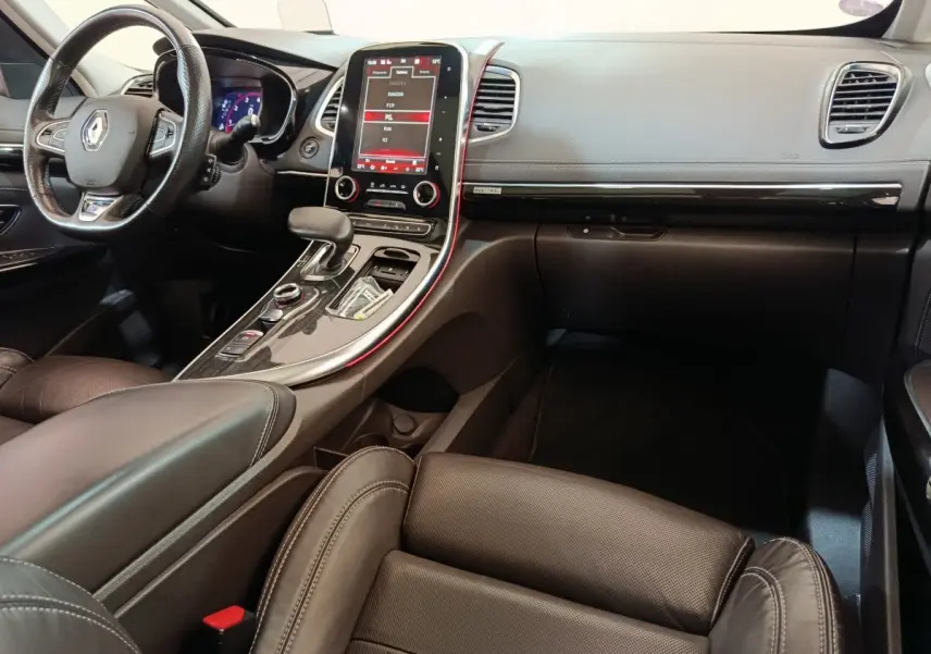 Intérieur noir du Renault Espace 2018 vu côté passager, avec tableau de bord moderne et écran tactile vertical.
