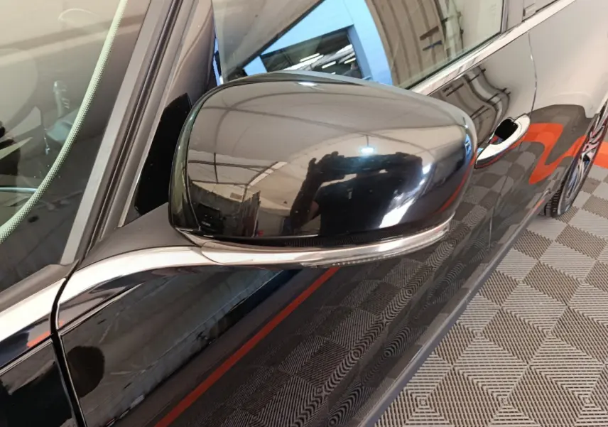 Rétroviseur côté gauche noir brillant de la Renault Espace Initiale Paris 2018, vue rapprochée sur la portière et poignée.