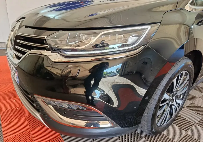 Gros plan sur l'avant droit noir brillant du Renault Espace 2018, mettant en valeur son phare LED et la jante alliage.