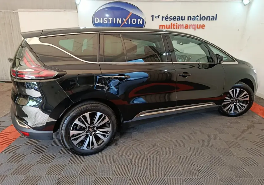 Vue de profil côté gauche d'un Renault Espace noir 2018 avec jantes alliage et vitres teintées en showroom.