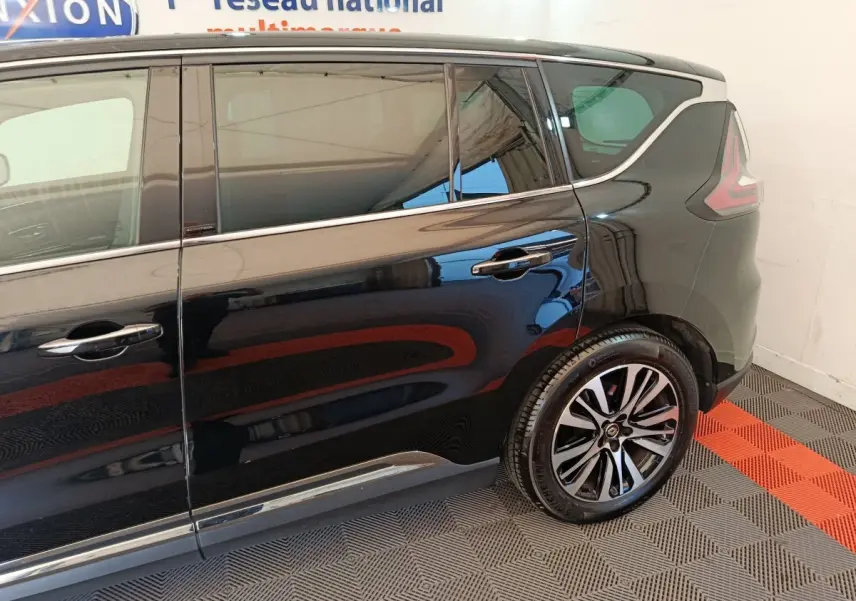 Profil côté droit du Renault Espace noir 2018, mettant en valeur la porte arrière et la roue arrière design.