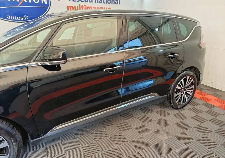 Profil côté gauche d'un Renault Espace noir 2018, mettant en valeur les jantes alliage et les vitres teintées.